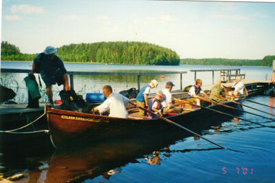 Kirkkoveneretki Joutsijärvellä alkamassa, 2001 valok. Timo Korkeaoja