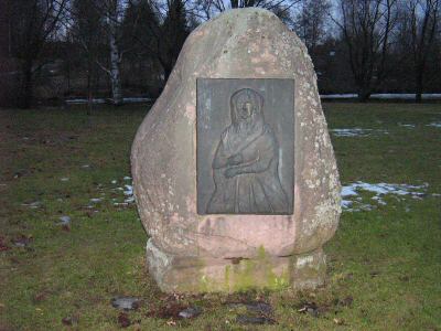 Aurora Karamzinin muistolaatta Ulvilan kirkkopuistossa 25.2.2008. valok. Timo Korkeaoja