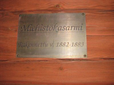 Suomen sotalaitoksen kasarmi 1809-1940 Ulvilan Ravanissa, laatta kasarmin seinässä 25.2.2008, valok. Timo Korkeaoja
